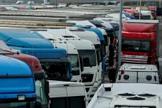 Blokáda tisíců kamionů má pro Ukrajinu katastrofální důsledky. Polsko po nátlaku Bruselu otevřelo jeden přechod