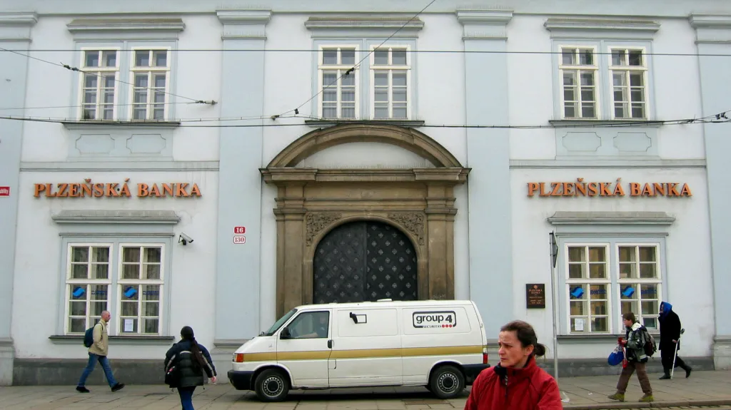 Uzavřená Plzeňská banka 11. března 2003 kvůli soudnímu sporu s investiční společností Akro
