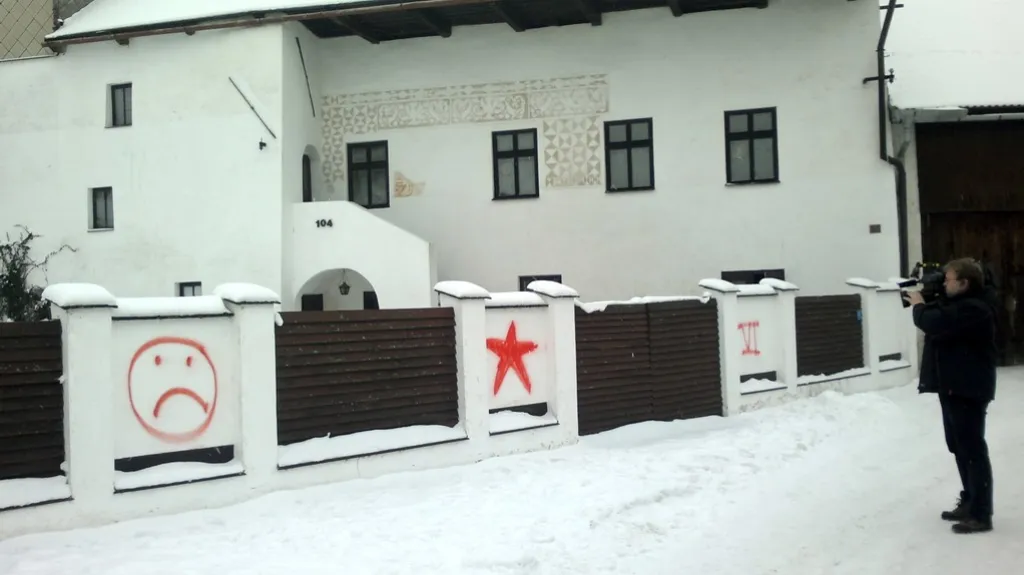 Symboly na plotě domu, kde bydlí Miloš Zeman