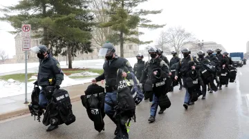 Státní policie přichází k budově michiganského kapitolu
