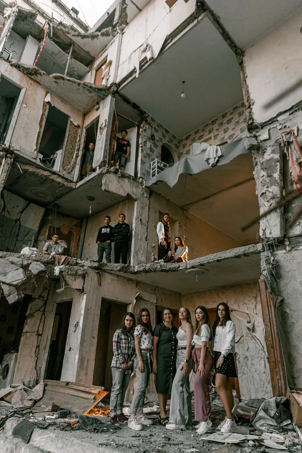 Fotograf vytvořil maturitní album školákům z válkou zničeného Černihivu