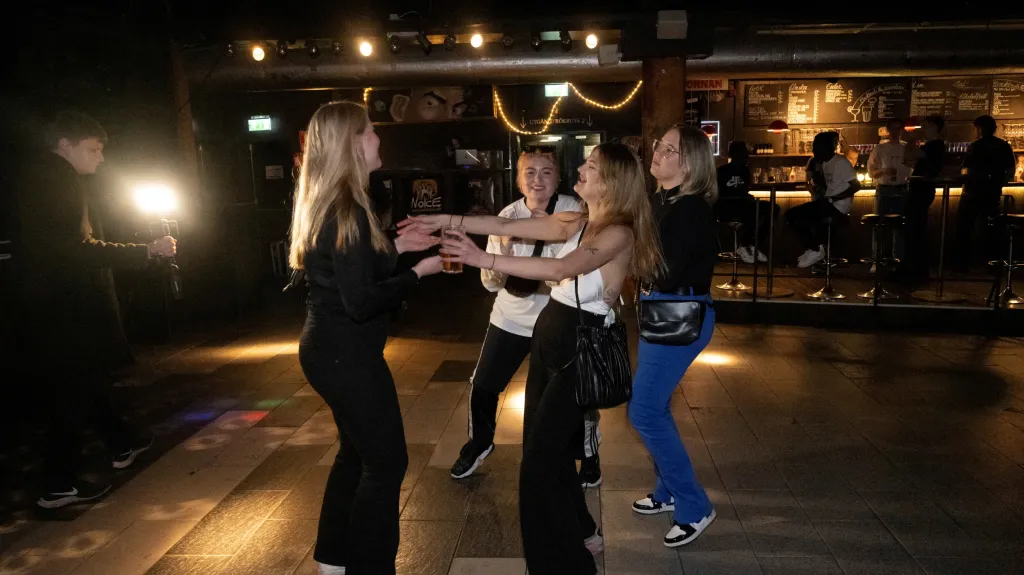 Švédové oslavují konec protikoronavirových opatření