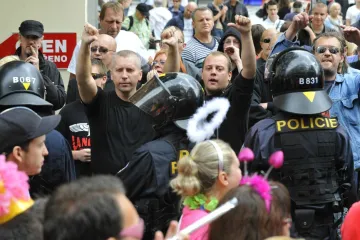 Pochod hrdosti se obešel bez větších konfliktů, k potyčkám ale došlo