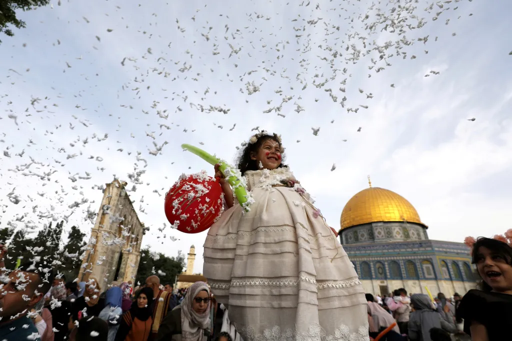 Oslavy propukají v mnoha zemích. Na tomto snímku je zachycena holčička postříkaná pěnou na Svaté hoře v Jeruzalémě.  Paradoxem je, že půst je původně semitským zvykem a muslimové ho později přebrali od židů a křesťanů