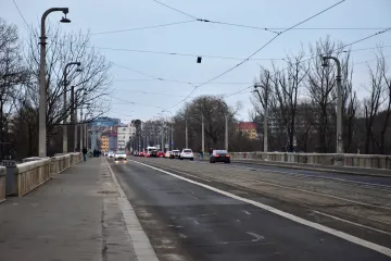 Místo tramvají jezdí po Libeňském mostě v Praze autobusy