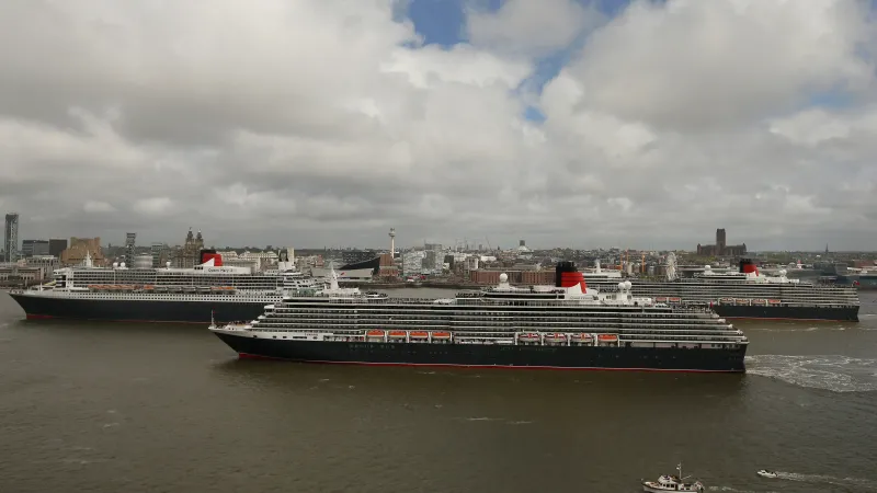 Setkání plovoucích královen v Liverpoolu: vpředu Queen Victoria, vzadu vlevo Queen Mary 2, vpravo Queen Elizabeth