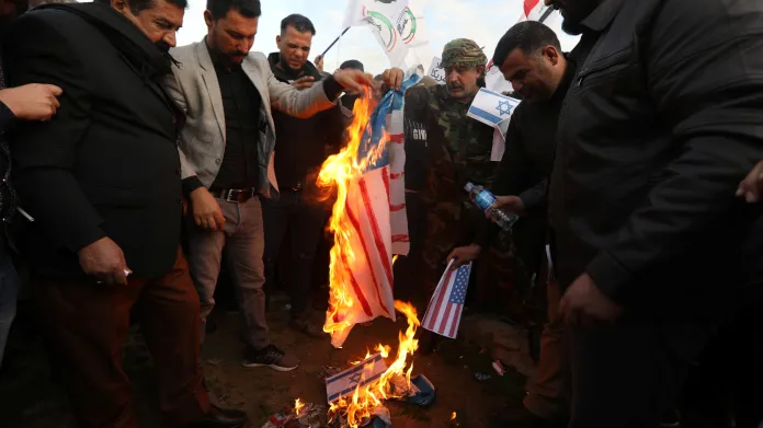 Iráčané v reakci na útok USA pálí americké a izraelské vlajky