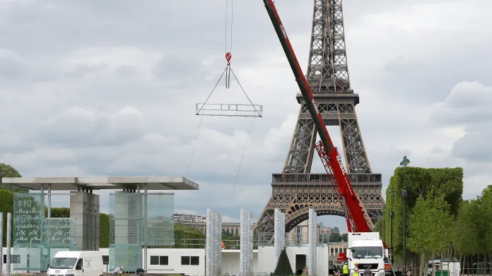 Stavba fanzóny před Eiffelovou věží