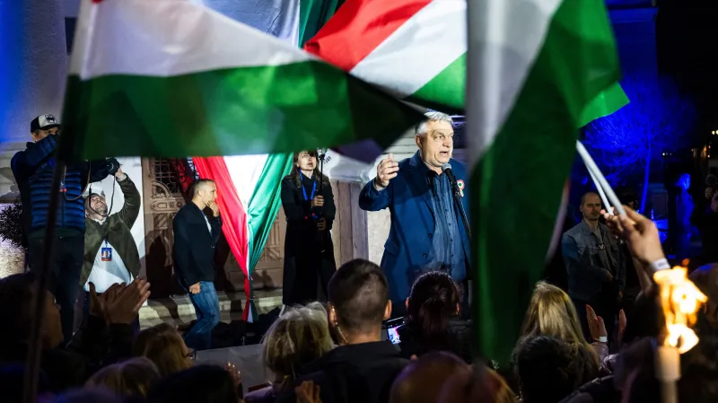 „Ochránce společnosti“ Orbán potřebuje hlasy rodin a seniorů