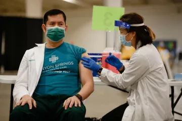 Jak změní vakcíny proti covidu svět v první polovině roku 2021