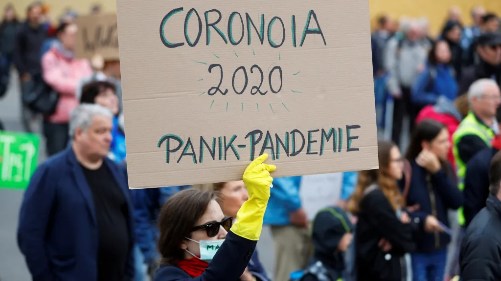 Vídeňský protest kvůli vládním opatřením proti šíření koronaviru