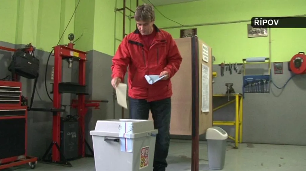 V Řípově se volí v autoservisu