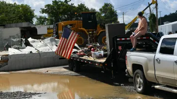 Silné deště způsobily ve střední části Tennessee záplavy, které si vyžádaly několik lidských životů a velké materiální škody. Snímky ukazují situaci ve městě Waverly a v jeho okolí