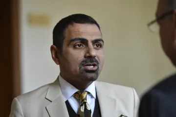 Zadeh nově čelí obvinění z ovlivňování svědka. Policie ho znovu vyslýchá