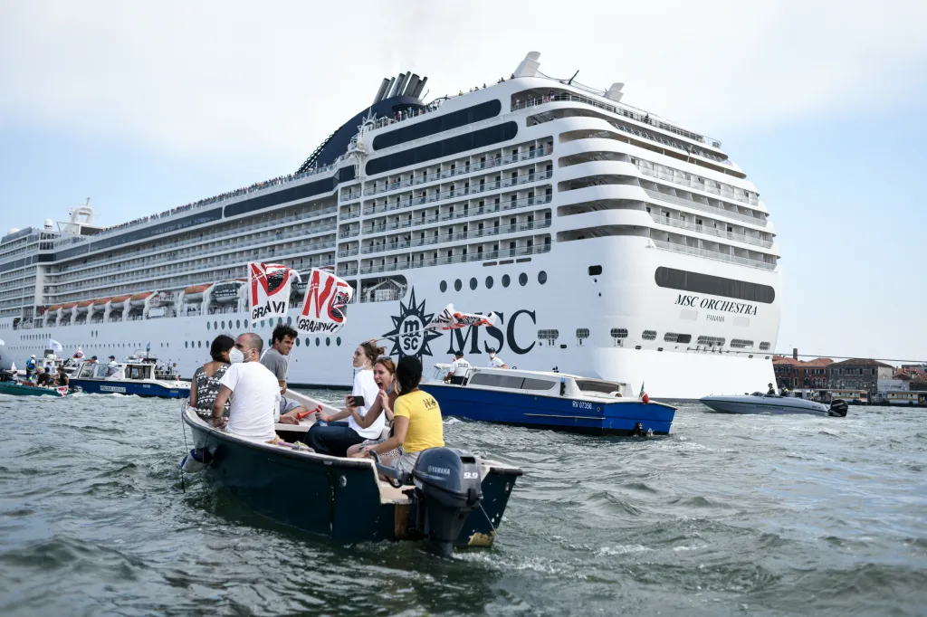 Protesty již na začátku uplynulého týdne svolalo hnutí No Grandi Navi (Žádné velké lodě), které proti výletním lodím v Benátkách brojí již několik let