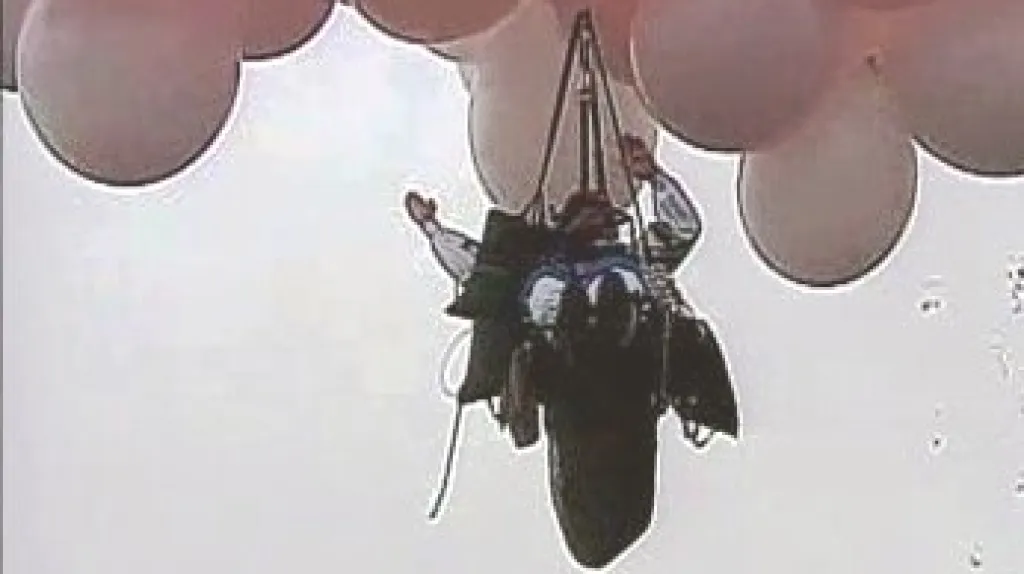 Kněz při letu s balonky