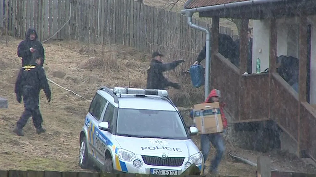Přesun nalezených zbraní z přístavku v Doubravách
