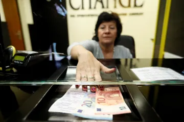 Při směně peněz jsou lidé víc chráněni. Při výběru z bankomatů v cizině pozor na zrádné DCC