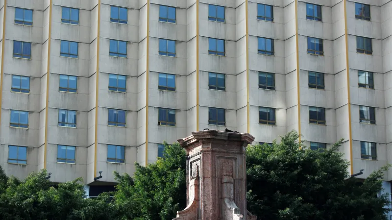 Prázdný podstavec po odstranění Kolumbovy sochy