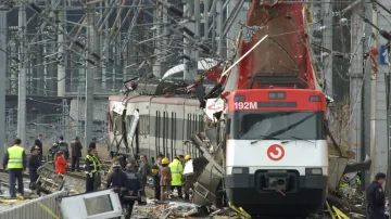Záchranáři zasahují na madridském nádraží Atocha, kde 11. března vybuchla nastražená nálož. Silné výbuchy otřásly madridskými nádražími jen tři dny před parlamentními volbami