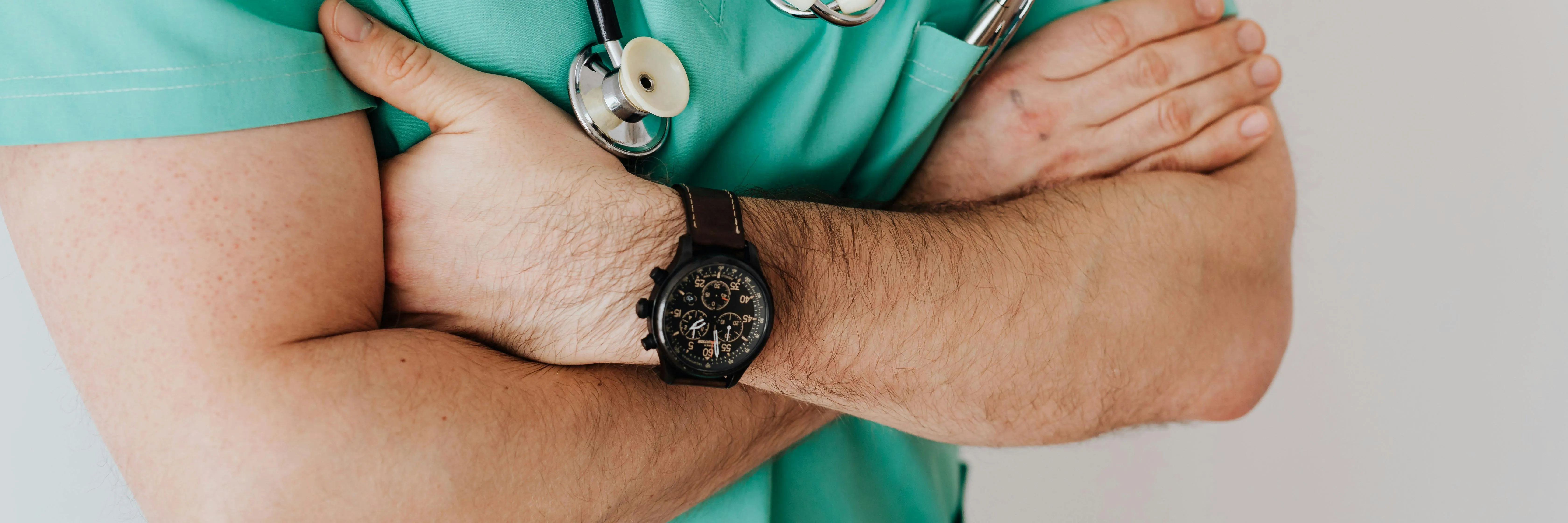 Plastický chirurg prohrál soud, dluží odškodné. A operuje dál