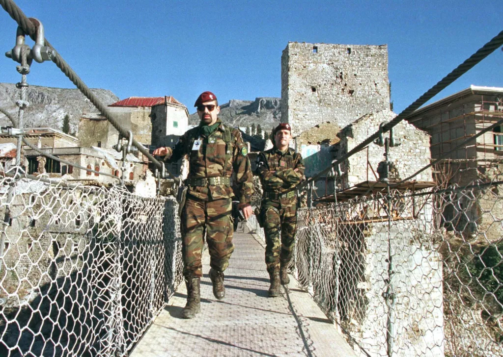 Italští vojáci jednotek SFOR přecházejí improvizovaný most 15. ledna 1997
