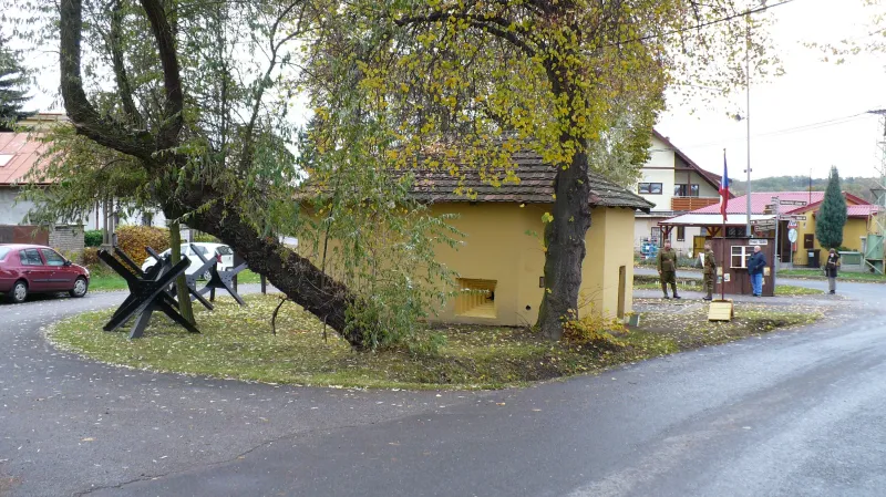 Atypický bunkr v Sazené u Velvar