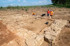 Na trase budoucí D35 objevili archeologové desítky nalezišť od doby kamenné až po středověk