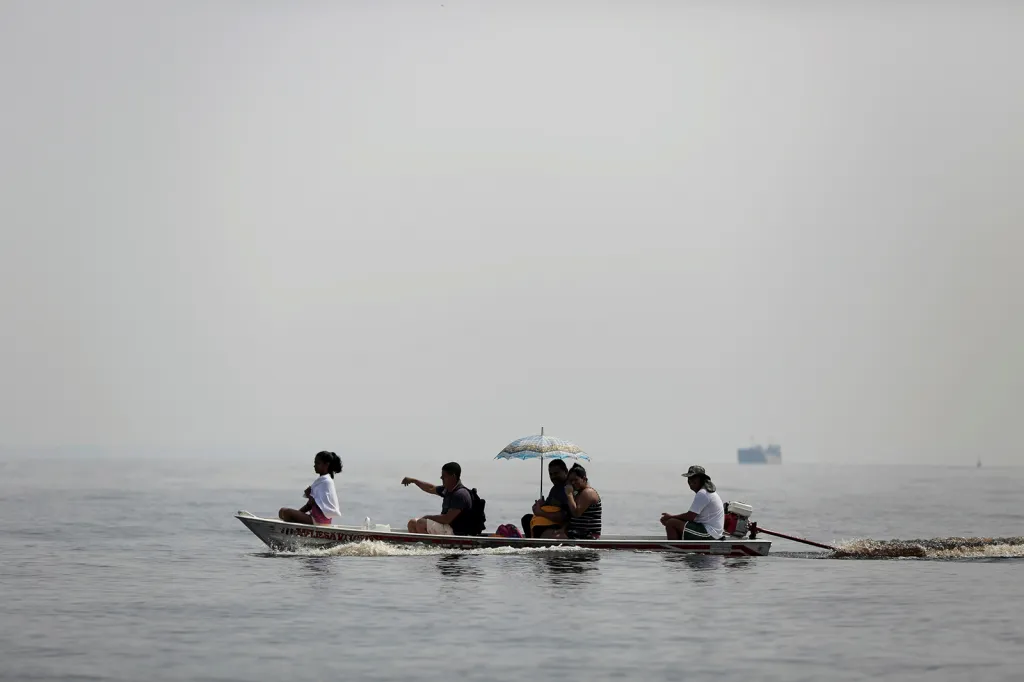 Brazilští domorodci připlouvají vhodit svůj hlas v prezidentských volbách ve městě Catalao, komunitě hausbótů, ve státě Amazonas