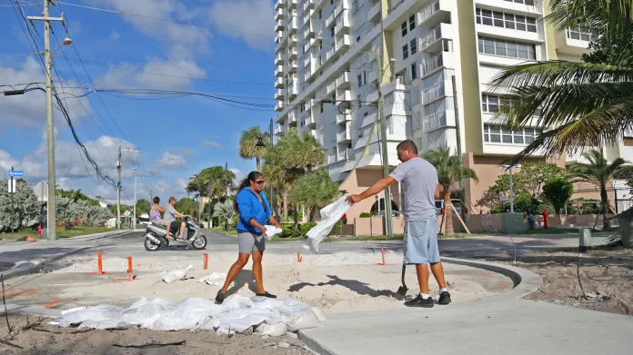 Lidé v Miami Beach staví zábrany z pytlů s pískem