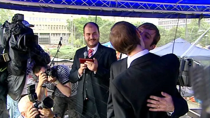 Svatební polibek před slovenským úřadem vlády