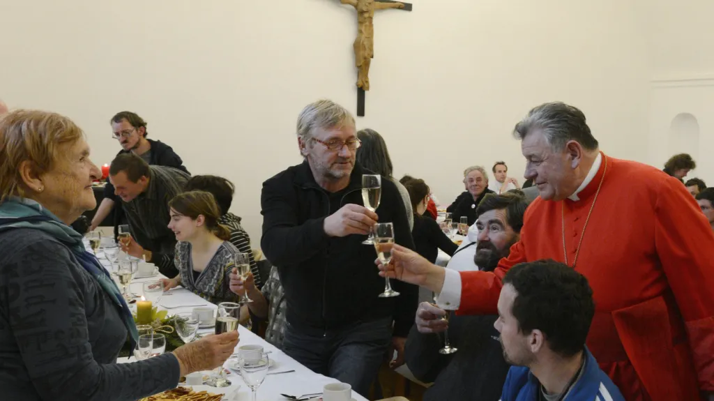Kardinál Duka slavil Vánoce i s chudými