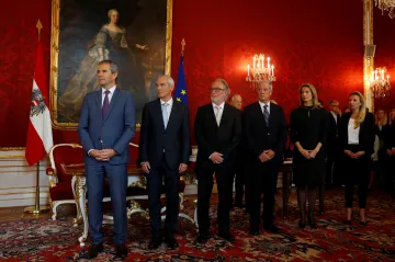 Rakouský prezident jmenoval nové ministry. Kancléř by však mohl v pondělí padnout