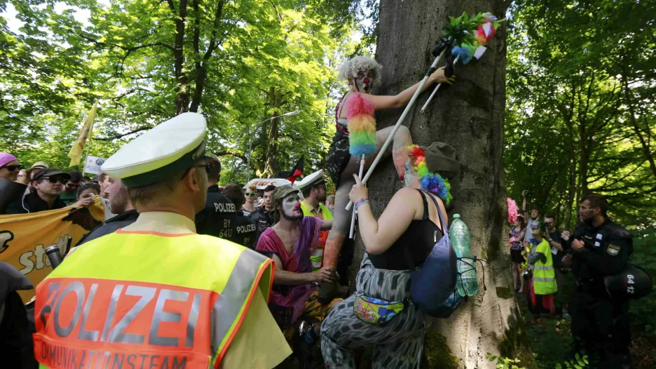 Policie zasahuje proti účastníkům protestů