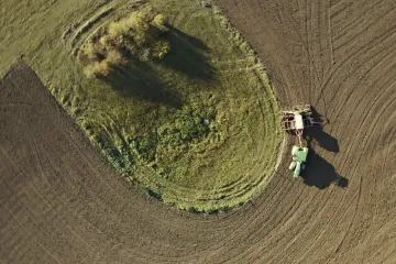 Pod závrtem v Moravském krasu jsou nejspíš neznámé prostory. Začal se propadat