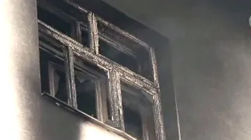 Okno vyhořelého bytu