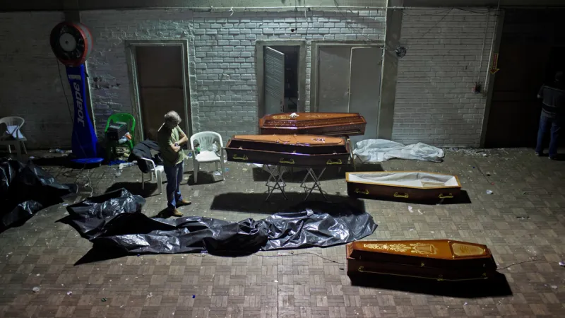 Rakve s oběťmi požáru v Santa Marii