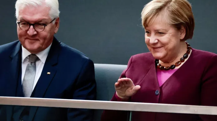 Frank-Walter Steinmeier a Angela Merkelová na ustavující schůzi Bundestagu
