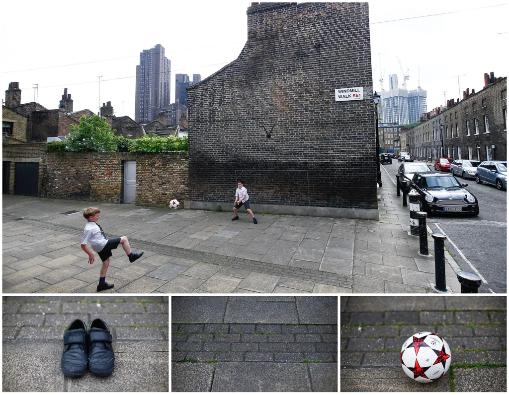 Pouliční fotbal na dlážděném chodníku nedaleko centra v Londýně