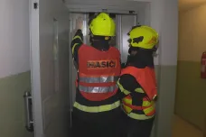 Hasiči během výpadku vyprošťovali lidi z výtahů, řešili ale i „falešné“ požáry