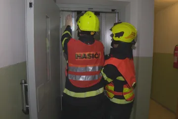 Hasiči během výpadku vyprošťovali lidi z výtahů, řešili ale i „falešné“ požáry