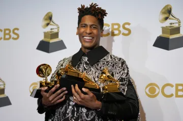 Grammy za album roku získal Jon Batiste, na ceremoniálu promluvil Zelenskyj