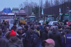 Protesty francouzských zemědělců se přesunou do okolí Paříže. Potýkali se s nimi i někteří čeští dopravci