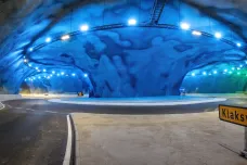 Faerské ostrovy otevřely podmořskou síť tunelů, střídání barevného nasvícení ozvláštňuje kruhový objezd