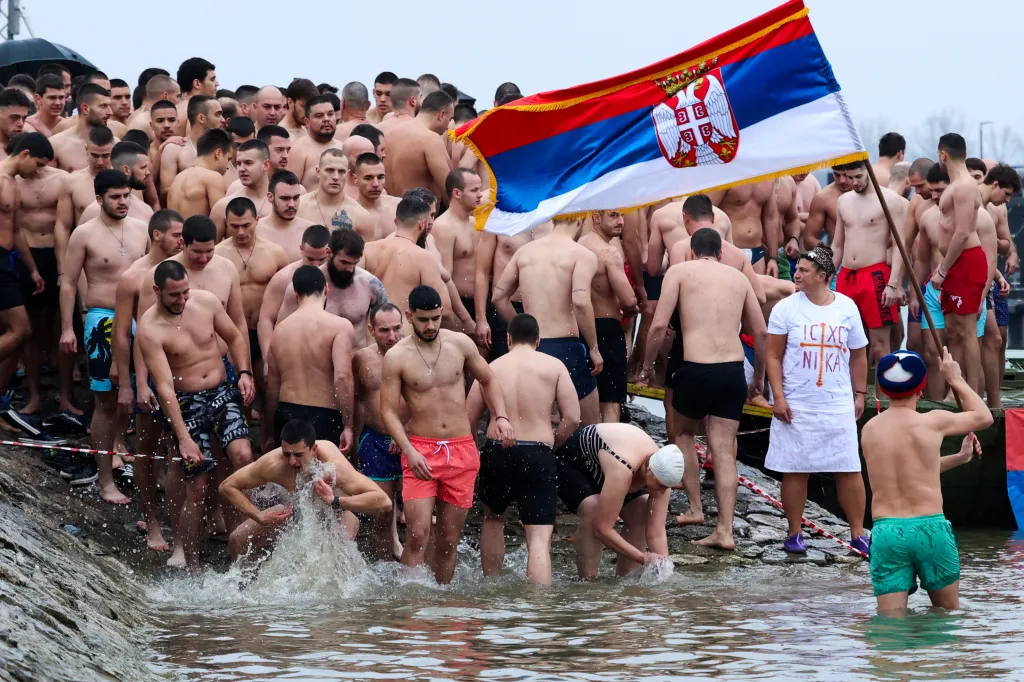 Srbové oslavují svátek a provádí „žehnání vodou“