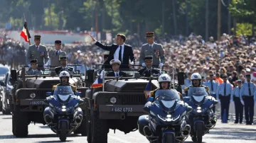 Francouzský prezident Emmanuel Macron při průvodu k 14. červenci