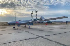 Turecké drony Bayraktar se Ukrajině osvědčily. Ničí kolony ruské techniky