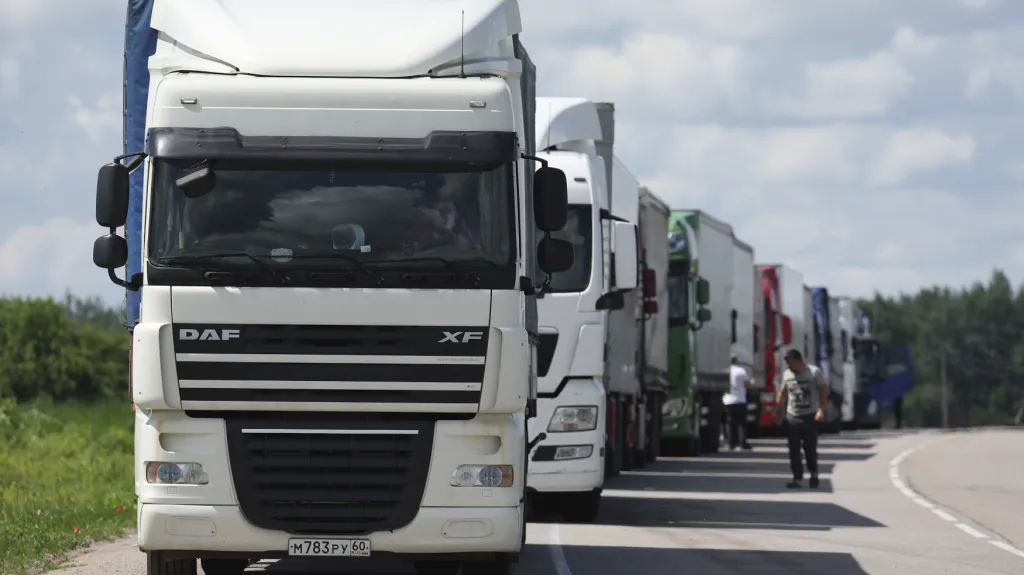 Nákladní vozy u hranic Litvy s ruskou kaliningradskou enklávou (snímek je z června)