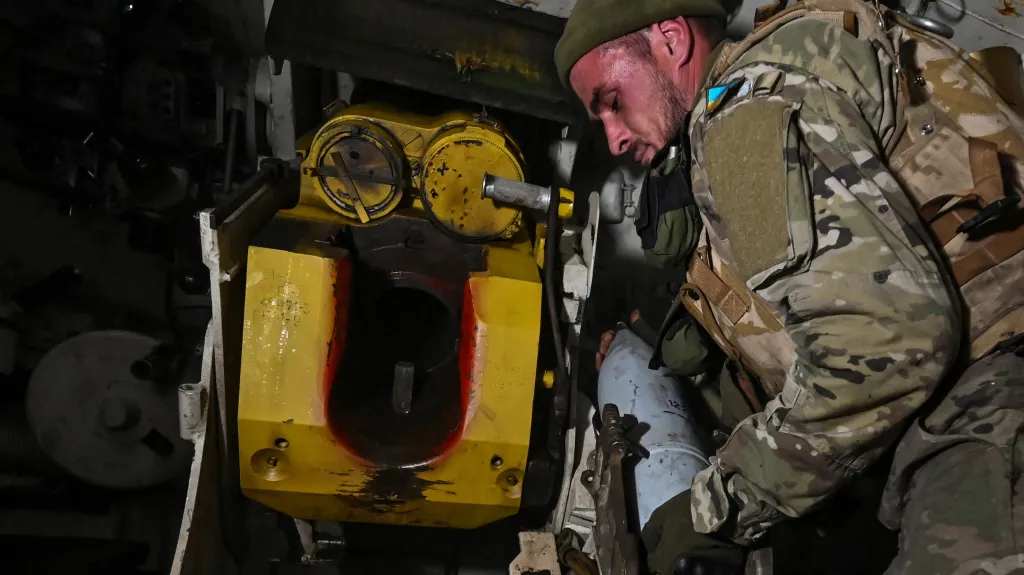 Ukrajinský voják nabíjí samohybnou houfnici