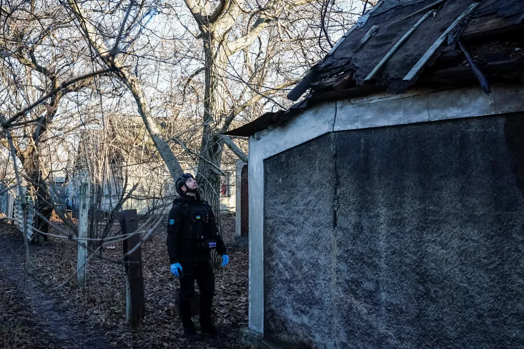 Člen evakuačního týmu kontroluje přítomnost ruských armádních dronů